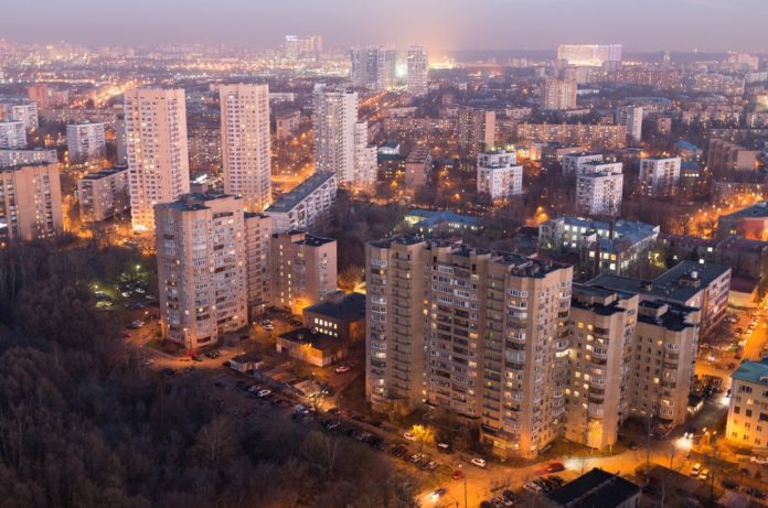 Бальзаковским принято называть возраст от 30 до 40 лет, это выражение появилось благодаря роману «Тридцатилетняя женщина» французского писателя Оноре де Бальзака.