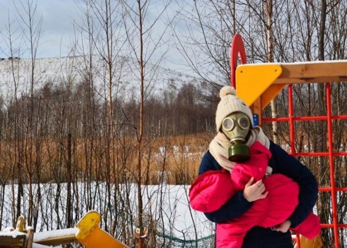 «Жить рядом со свалкой — это не смешно». Жители Всеволожского района провели акцию на детской площадке, чтобы ответить Александру Дрозденко на его неудачный комментарий в Instagram. «Жить рядом со свалкой — это не смешно». Жители Всеволожского района провели акцию на детской площадке, чтобы ответить Александру Дрозденко на его неудачный комментарий в Instagram.
