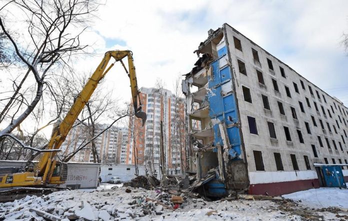 Госдума планирует обязать местные власти направлять в Росреестр сведения об аварийных домах и домах под снос. Госдума планирует обязать местные власти направлять в Росреестр сведения об аварийных домах и домах под снос.