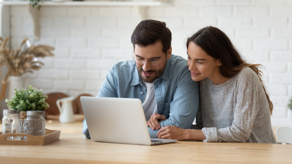 Мужчины выбирают сделки с недвижимостью в онлайн-формате Мужчины выбирают сделки с недвижимостью в онлайн-формате