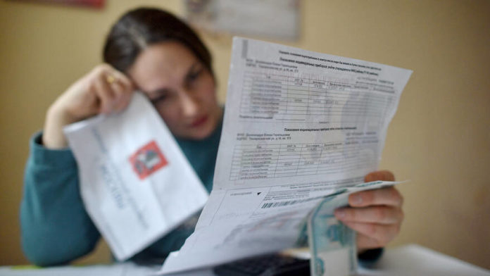 В России по итогам прошлого года выросли долги населения за поставленные ресурсы и услуги ЖКХ, об этом заявил замглавы Минстроя Максим Егоров. Эксперт говорит, что дальше ситуация будет только усугубляться. В России по итогам прошлого года выросли долги населения за поставленные ресурсы и услуги ЖКХ, об этом заявил замглавы Минстроя Максим Егоров. Эксперт говорит, что дальше ситуация будет только усугубляться.