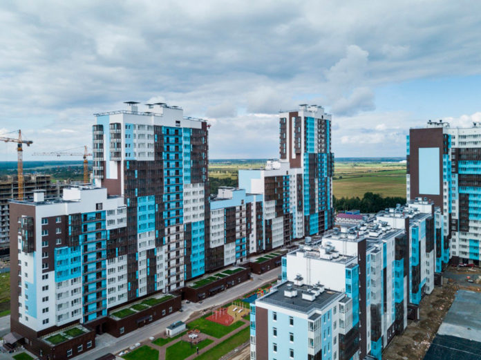 К июню в Петербурге сдали более 1 млн кв. метров жилья. Однако это говорит лишь о завершении проектов двухлетней давности, уверен эксперт За первые 5 месяцев прошлого года застройщики Северной столицы сдали 393 тыс. кв. метров жилья. В 2019-м показатель равнялся 595,1 тыс. кв. метров, что на 38% меньше, чем в 2018-м.